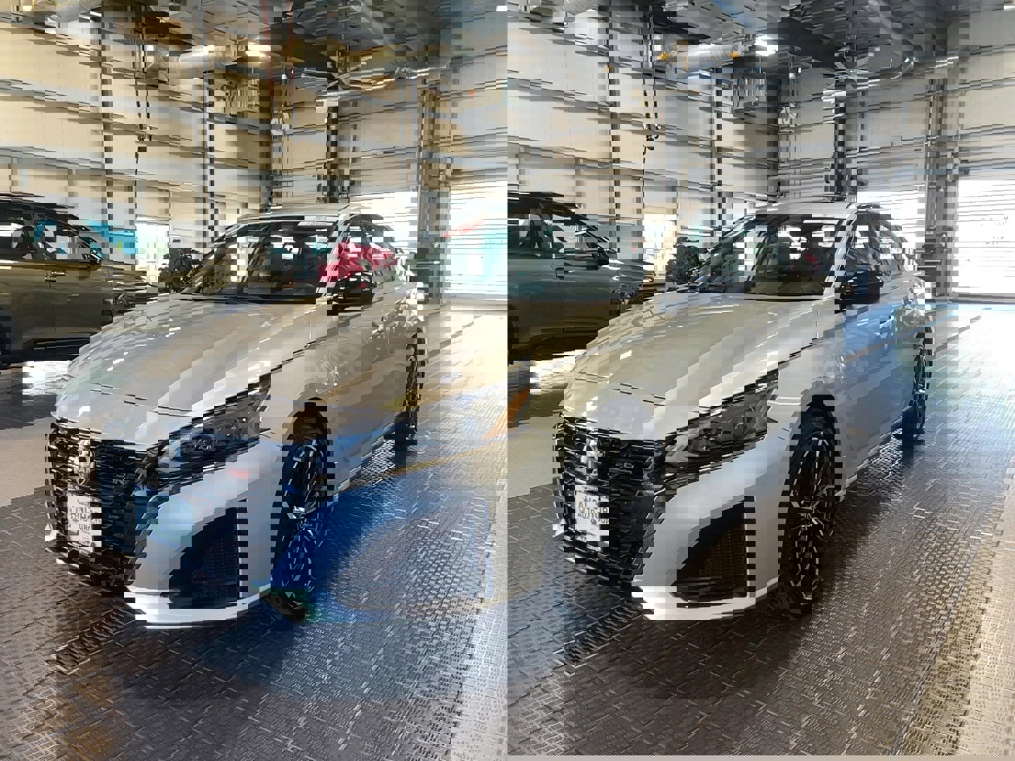 Used 2024 Nissan Altima 2.5 SR w/ SR Premium Package image 3