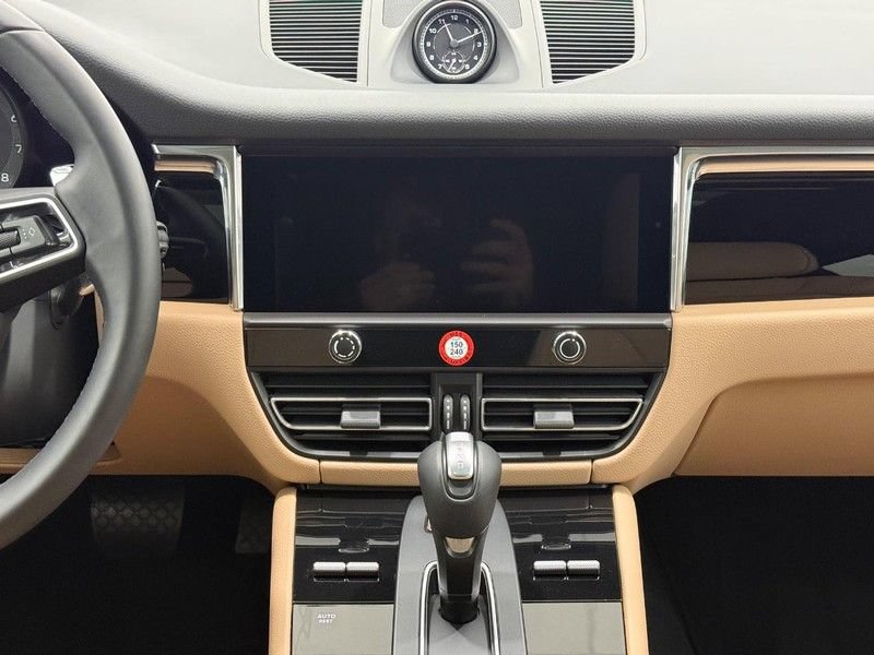 Certified 2025 Porsche Macan AWD/4WD image 16