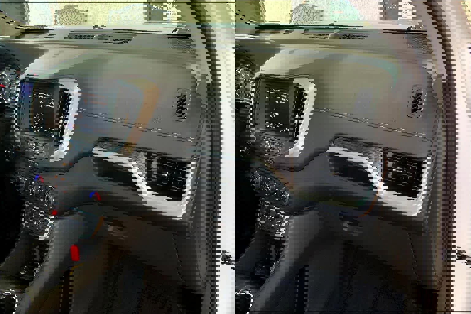 Used 2023 GMC Terrain SLE w/ Driver Convenience Package image 17