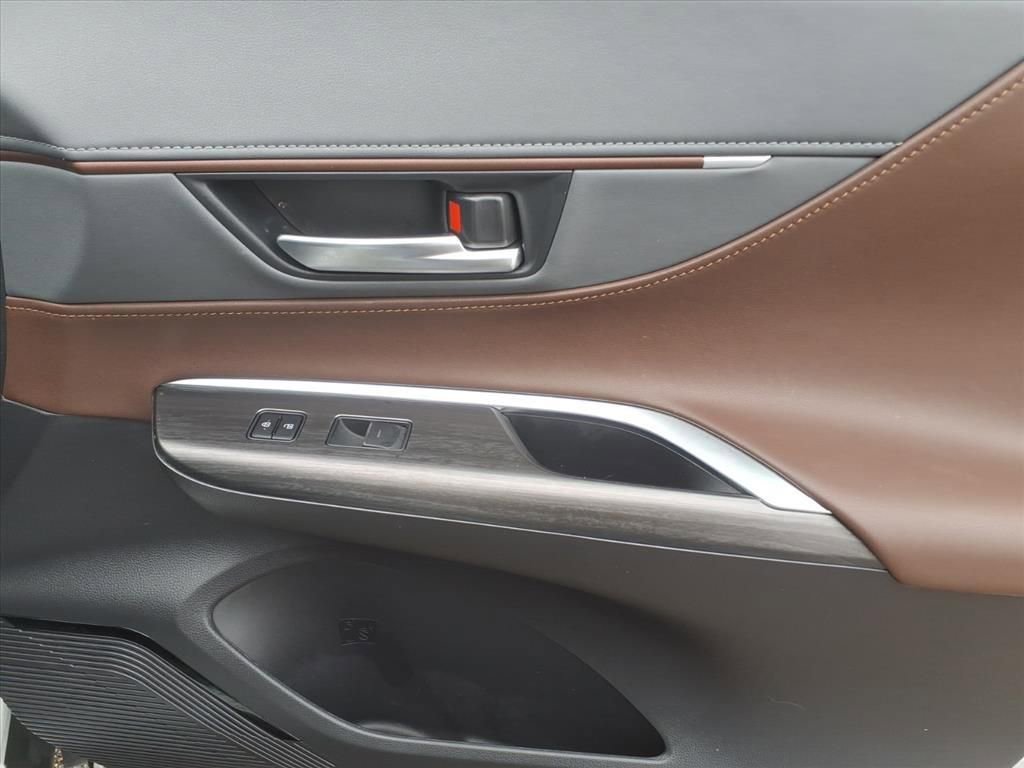 Used 2024 Toyota Venza XLE image 10