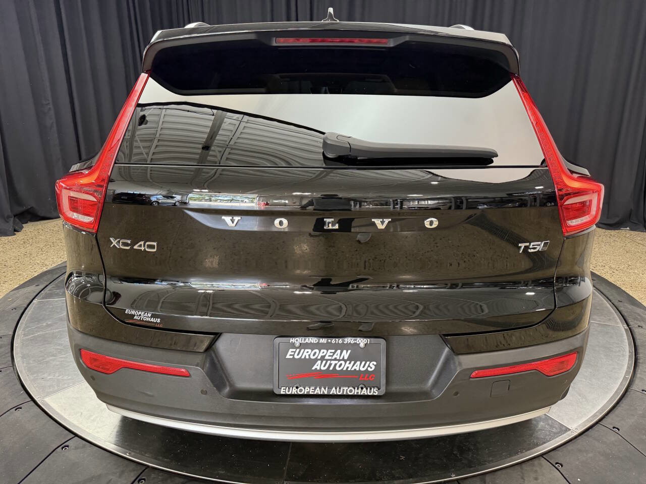 Used 2019 Volvo XC40 T5 Momentum image 6