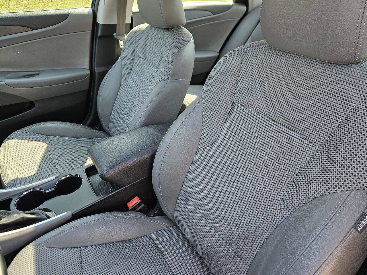 Used 2011 Hyundai Sonata SE w/ Navigation & Sunroof Pkg 4 FWD image 11