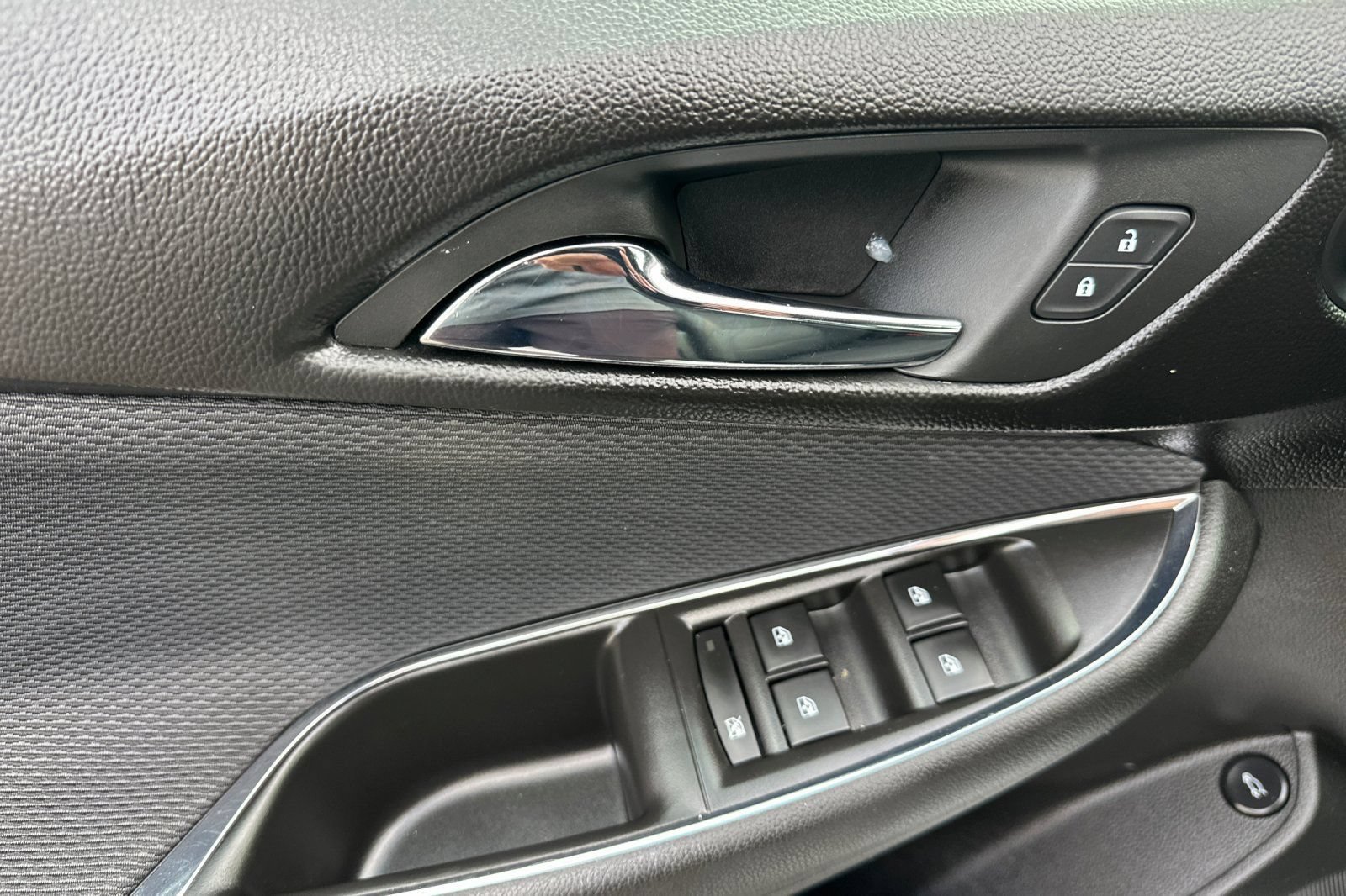Used 2018 Chevrolet Cruze LT w/ RS Package FWD image 11