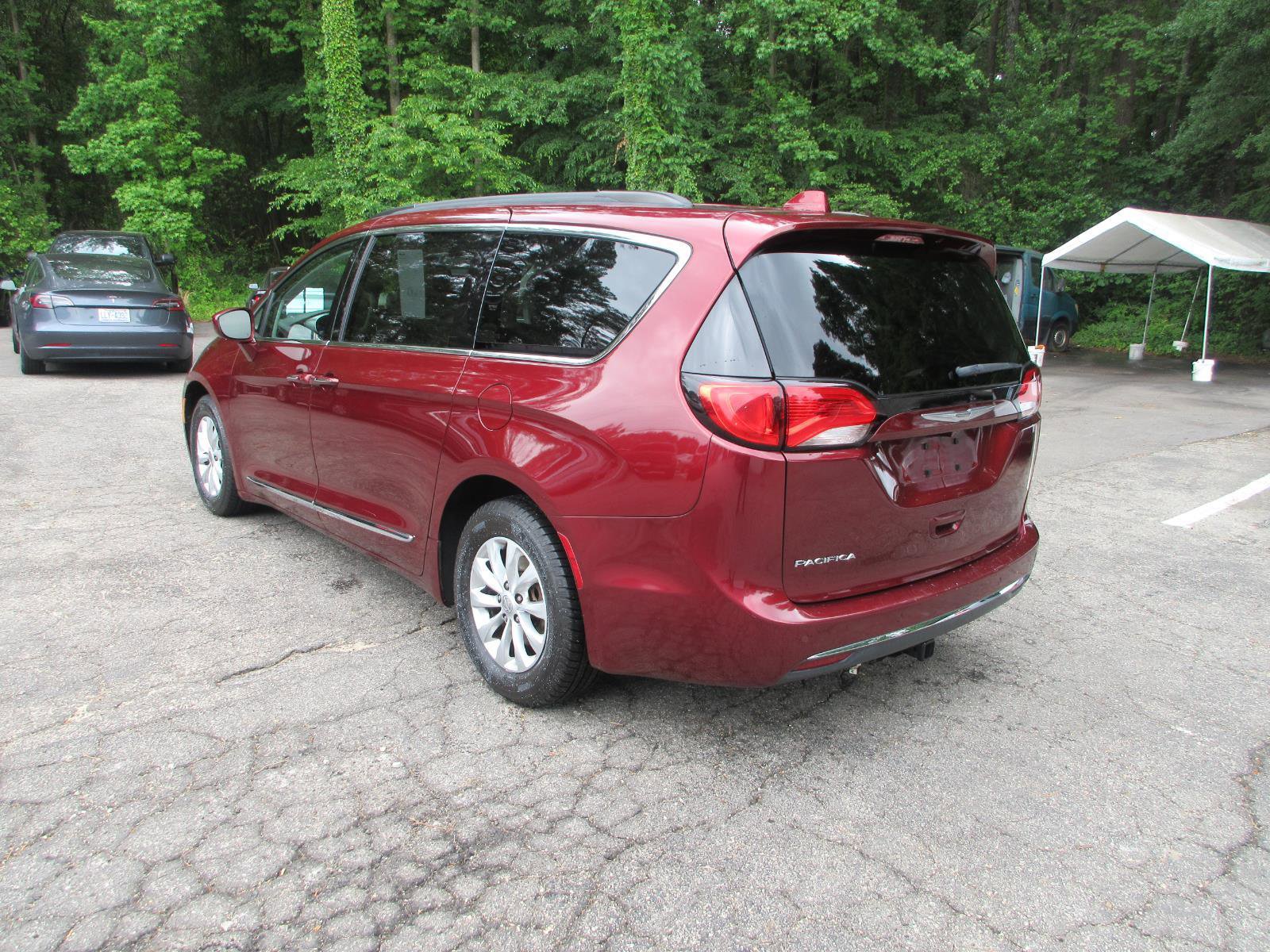 Used 2017 Chrysler Pacifica Touring-L FWD image 3