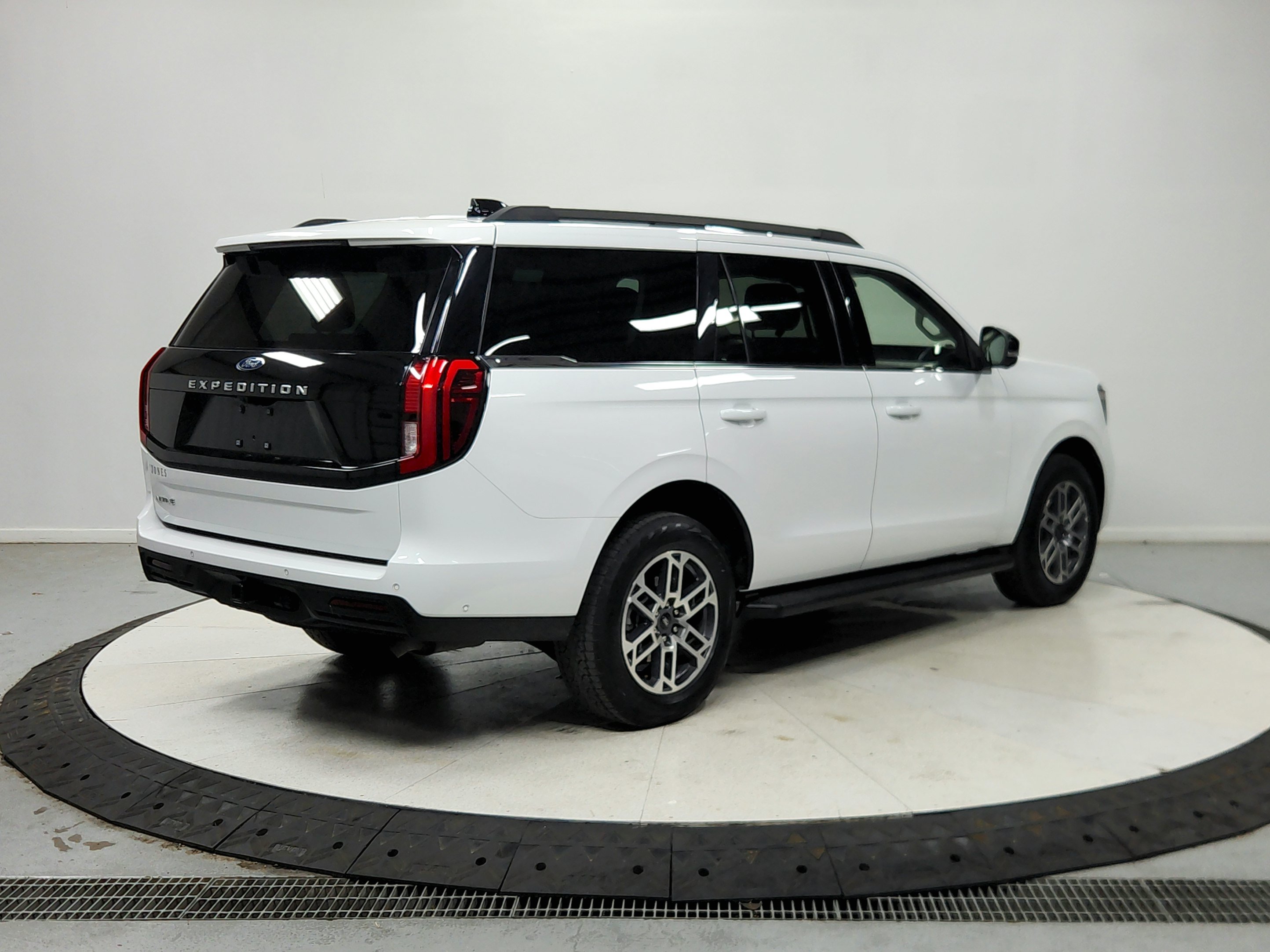 Used 2025 Ford Expedition Active AWD/4WD image 8