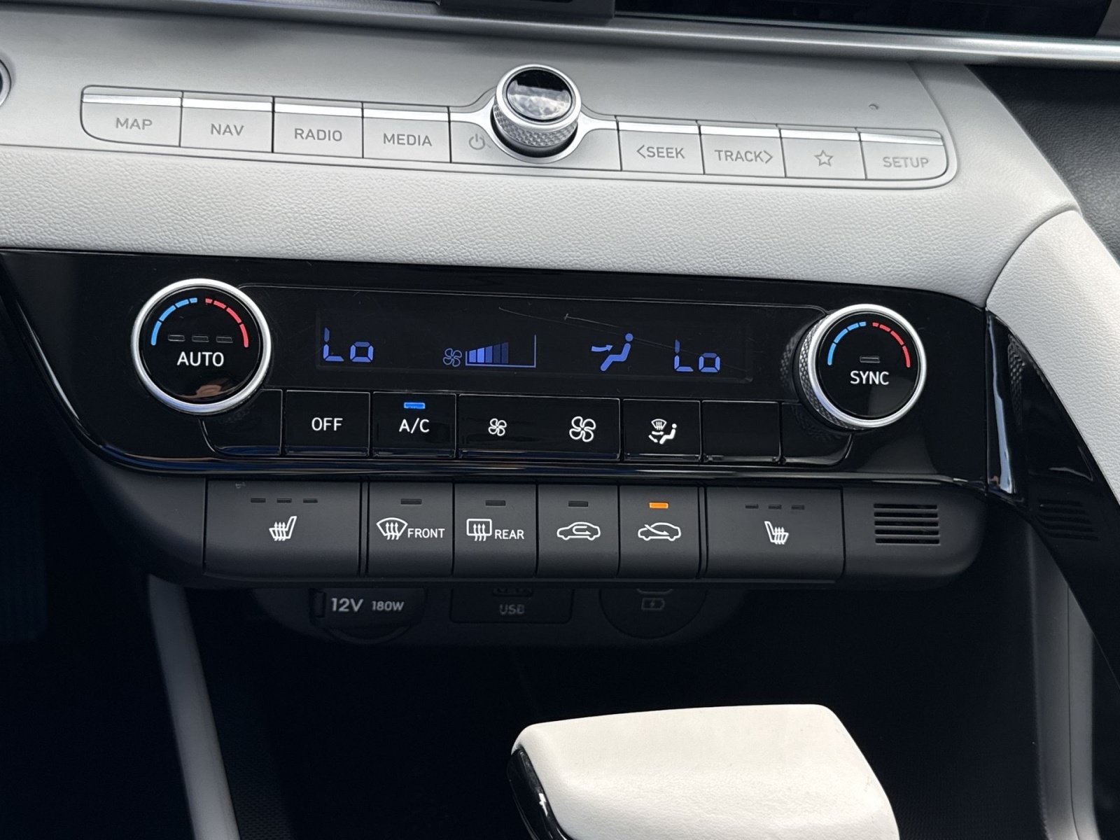 Certified 2025 Hyundai Elantra Limited FWD image 21