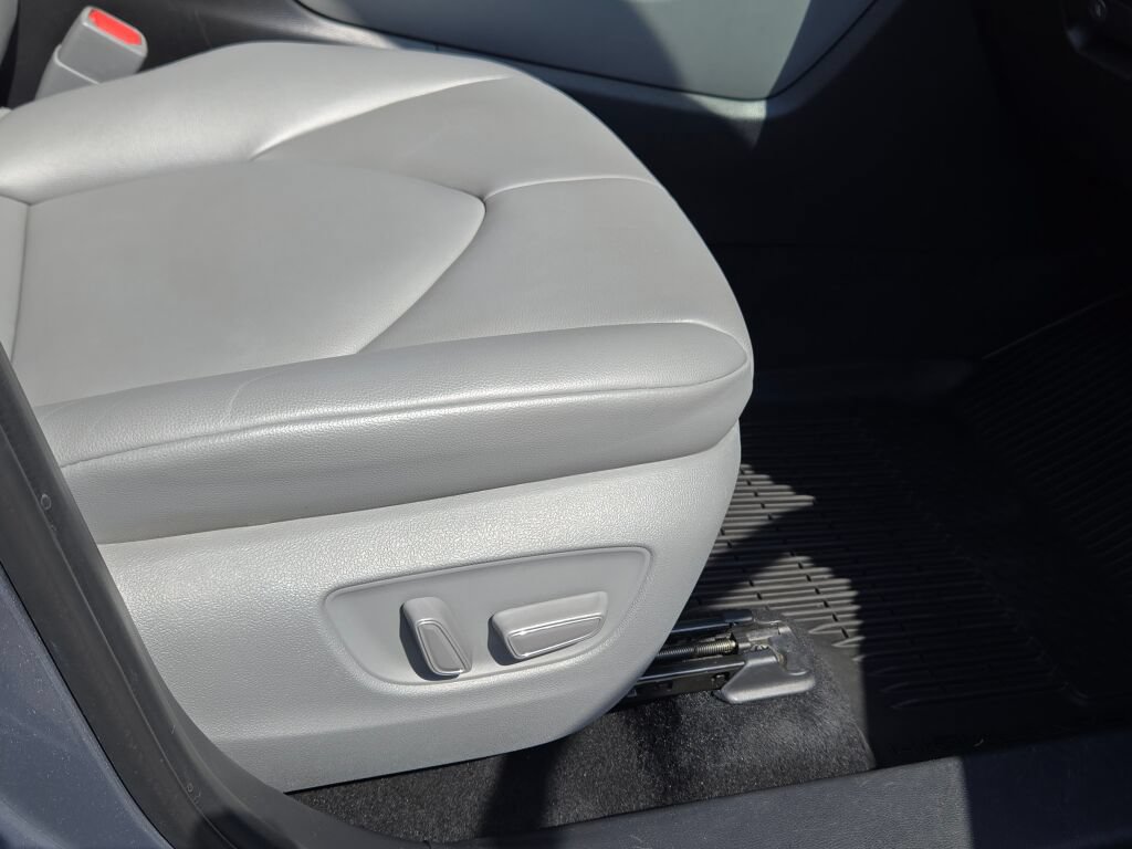 Used 2021 Toyota Highlander XLE AWD/4WD image 5