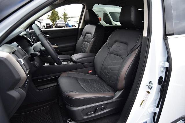 Certified 2025 Nissan Pathfinder Platinum image 24