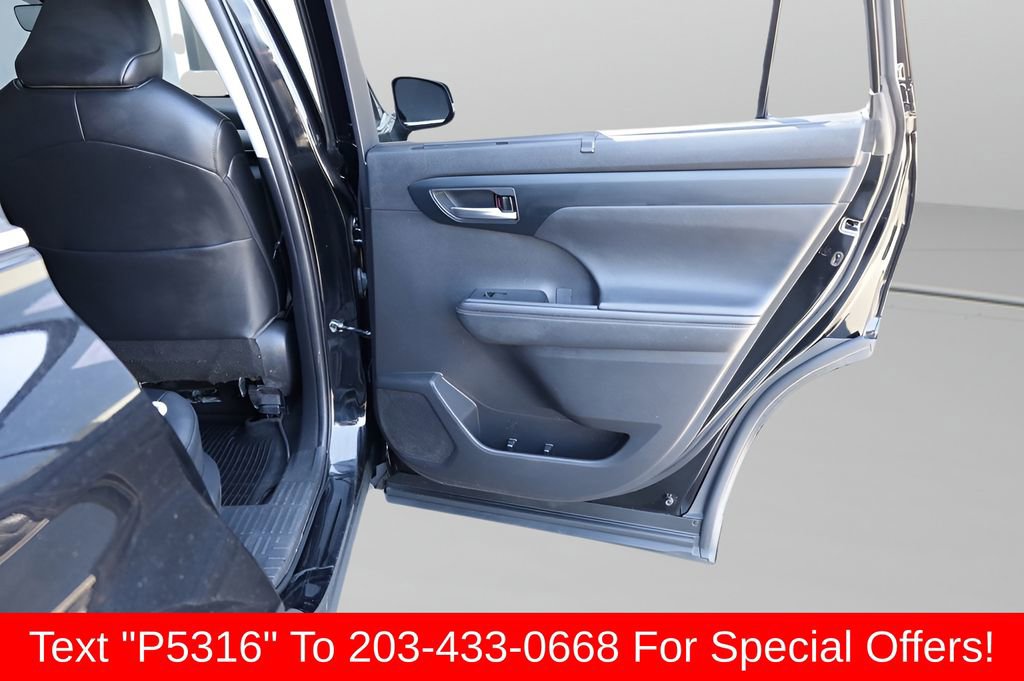 Used 2023 Toyota Highlander XLE AWD/4WD image 18