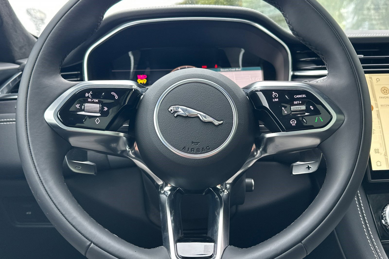 New 2024 Jaguar F-PACE R-Dynamic S image 17