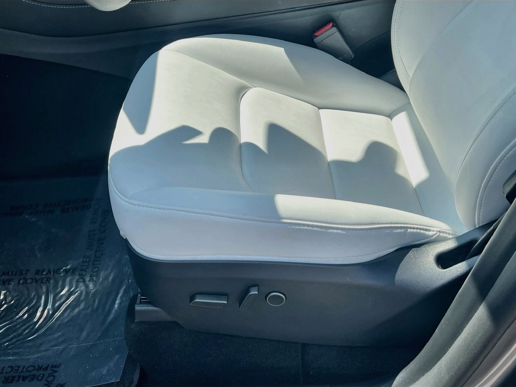 Used 2025 Tesla Model Y Long Range RWD image 18