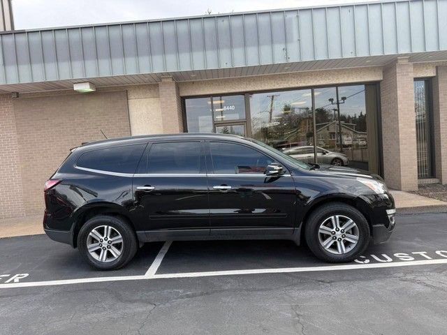 Used 2017 Chevrolet Traverse LT image 2