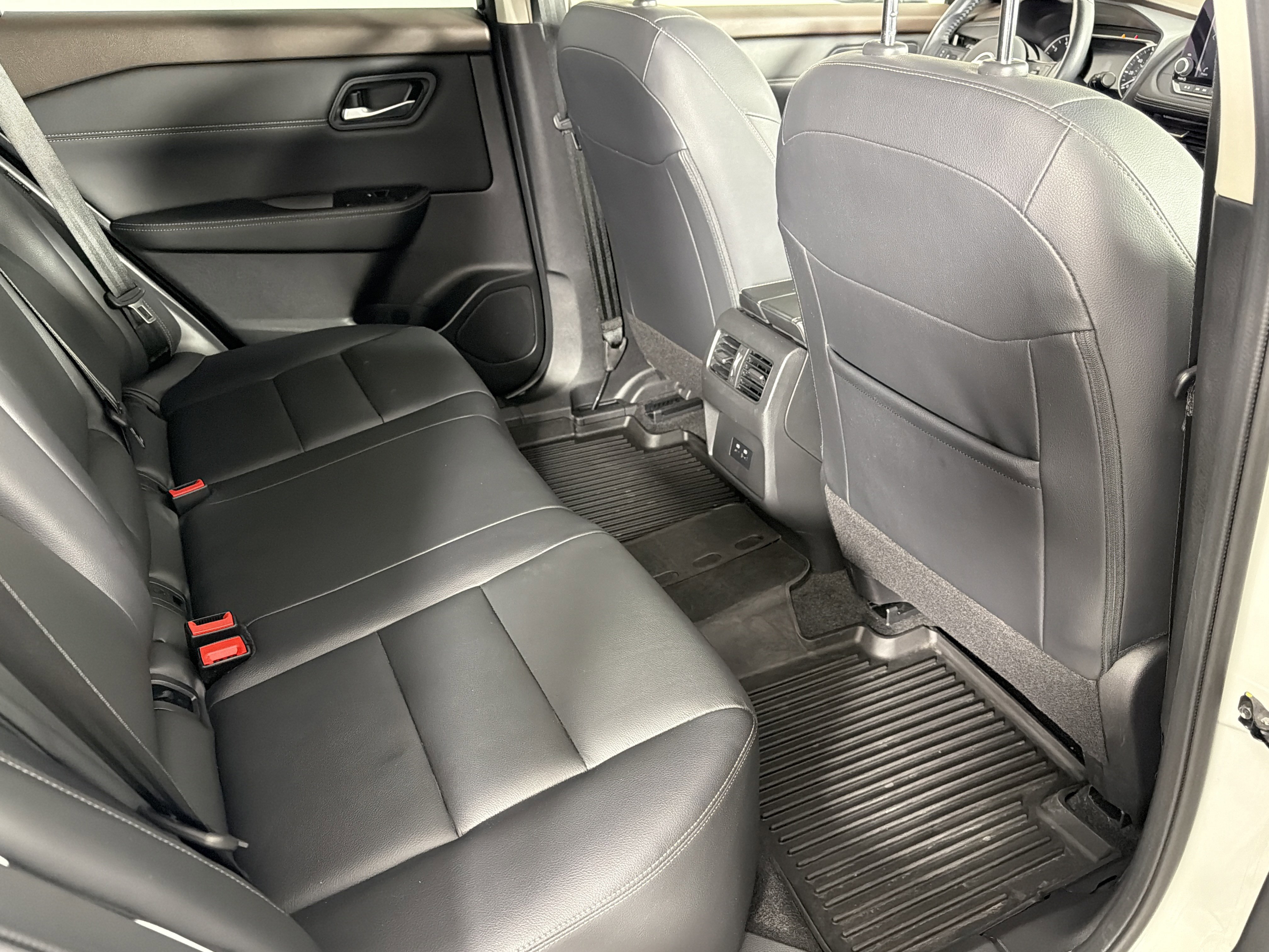 Used 2023 Nissan Rogue SL image 24