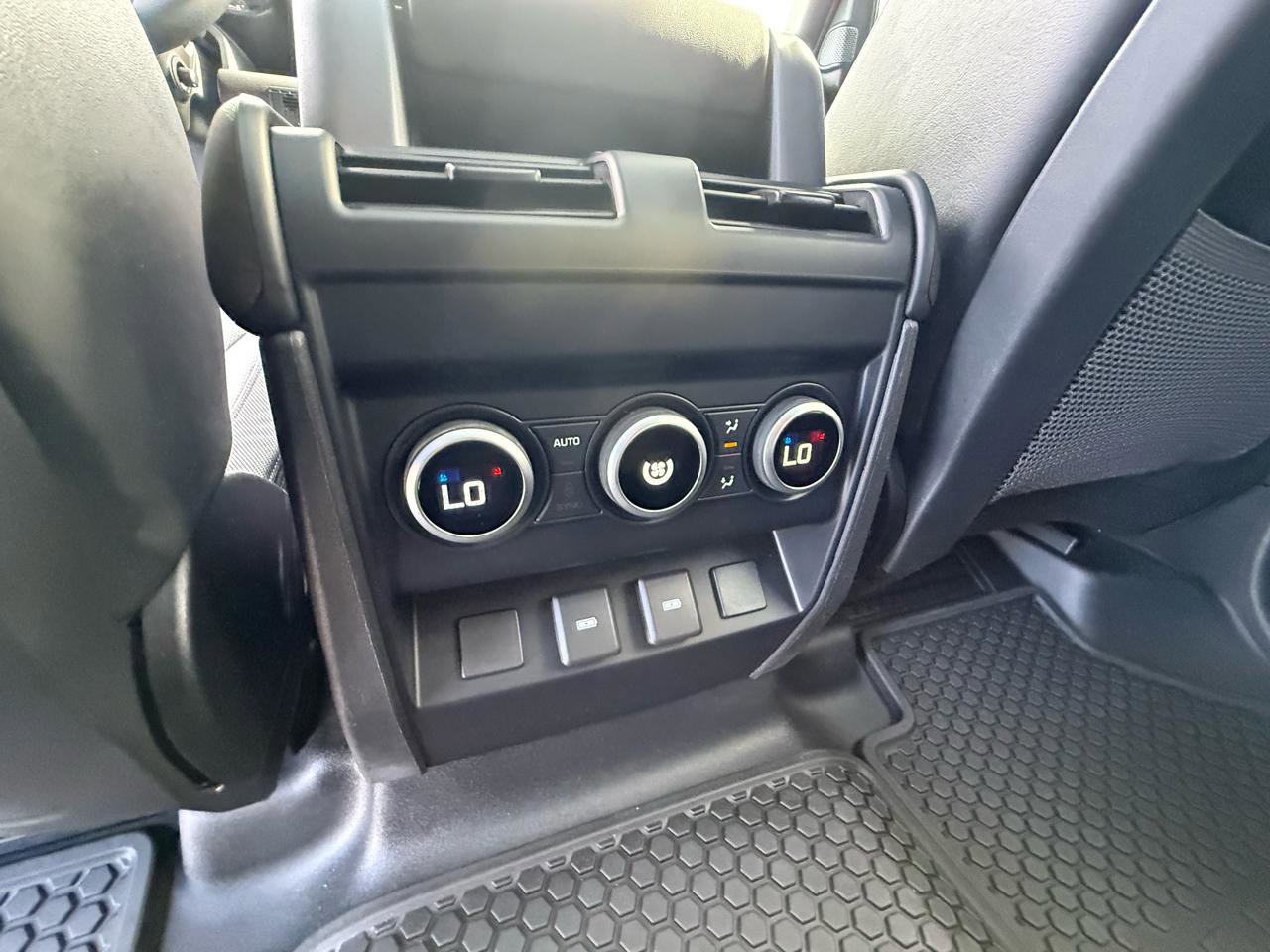 Used 2023 Land Rover Defender 110 X-Dynamic SE image 31