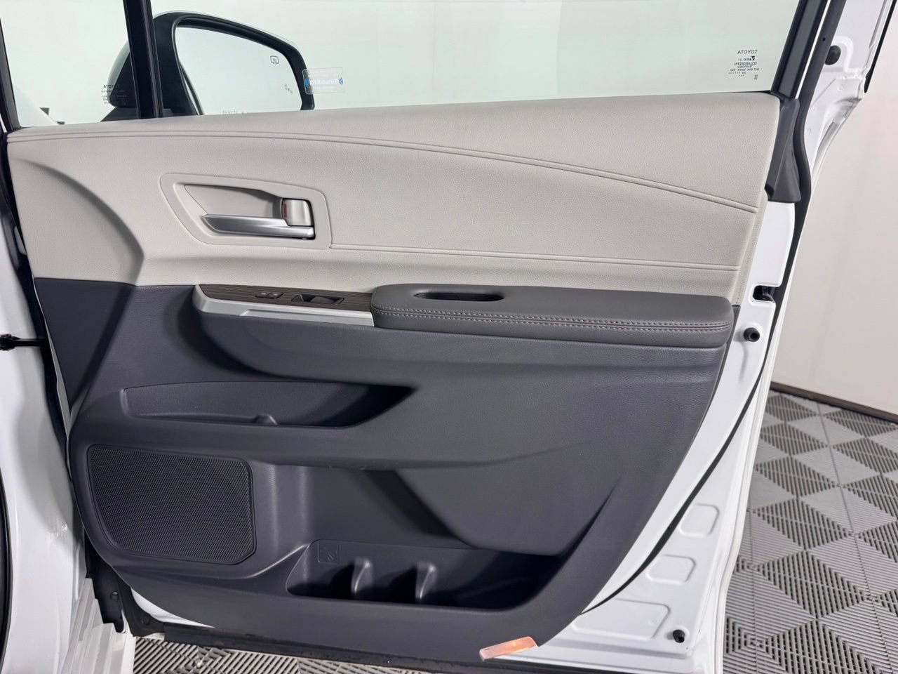 Used 2023 Toyota Sienna XLE FWD image 27