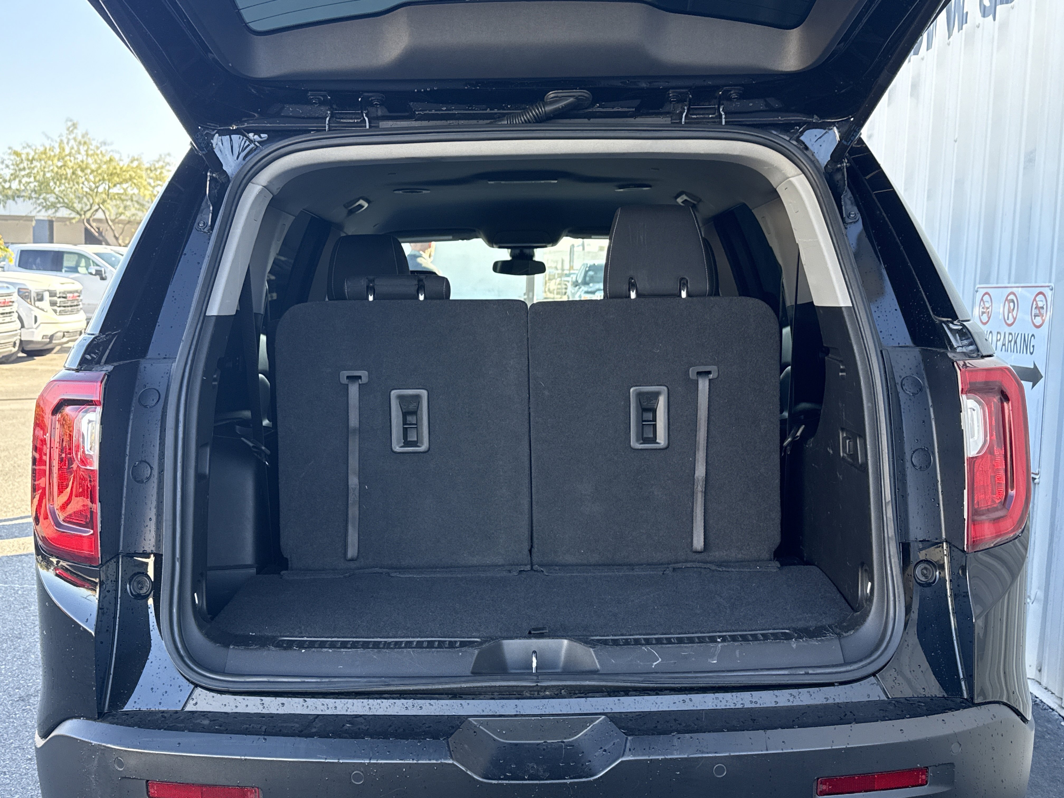 Used 2023 GMC Acadia SLE image 8