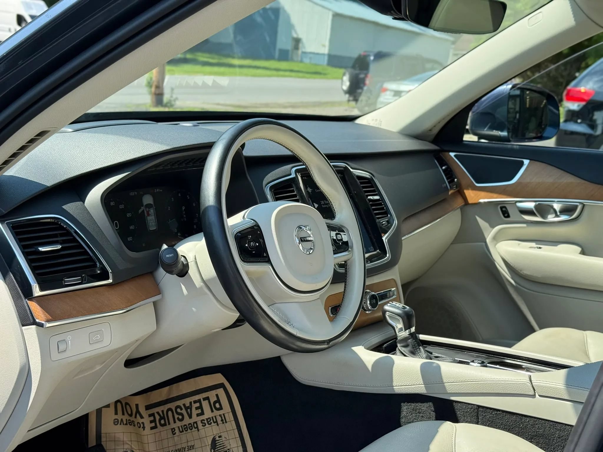 Used 2022 Volvo XC90 T6 Momentum w/ Advanced Package AWD/4WD image 10