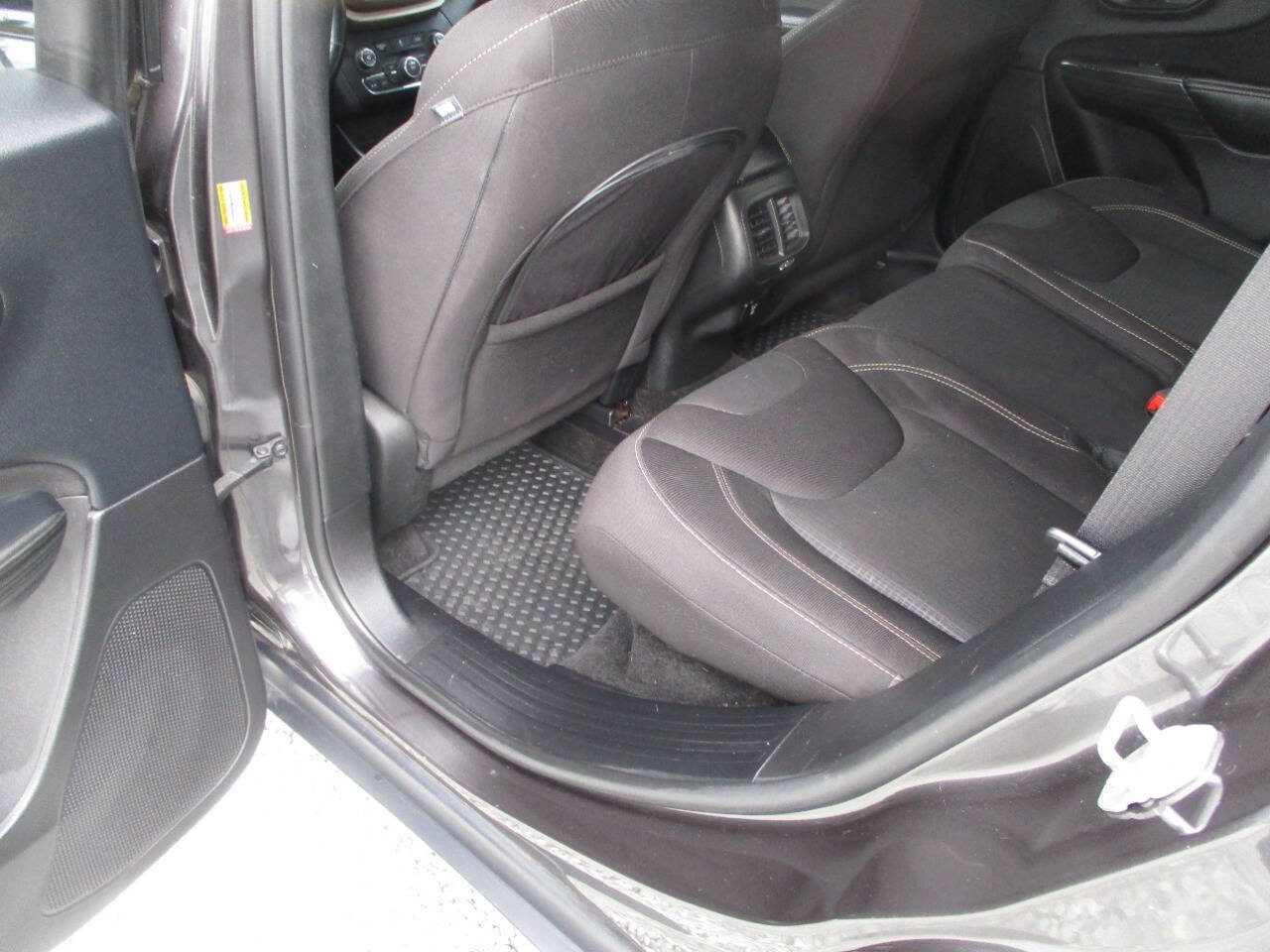 Used 2016 Jeep Cherokee Latitude w/ Cold Weather Group image 16