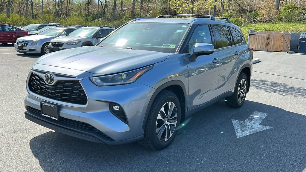 Used 2021 Toyota Highlander XLE AWD/4WD image 4