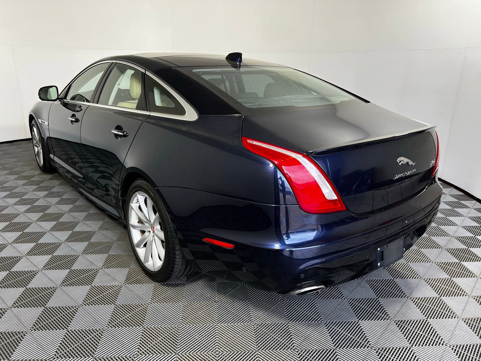 Used 2016 Jaguar XJ R-Sport AWD/4WD image 7