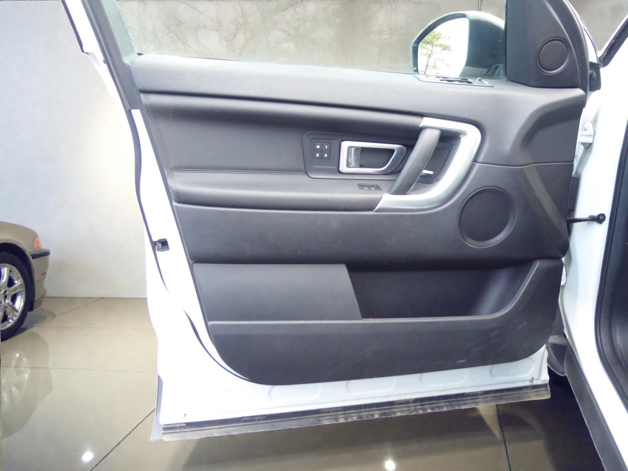 Used 2018 Land Rover Discovery Sport HSE image 21