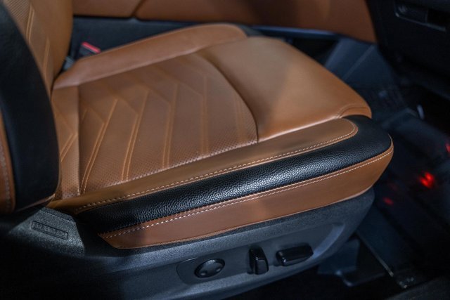 Used 2024 Nissan Pathfinder Platinum w/ Black Appearance Package image 33