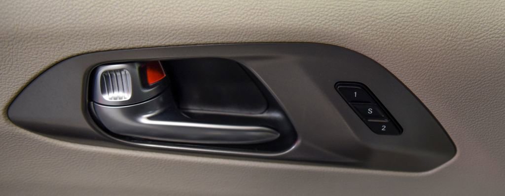 Used 2023 Chrysler Pacifica Touring-L image 16