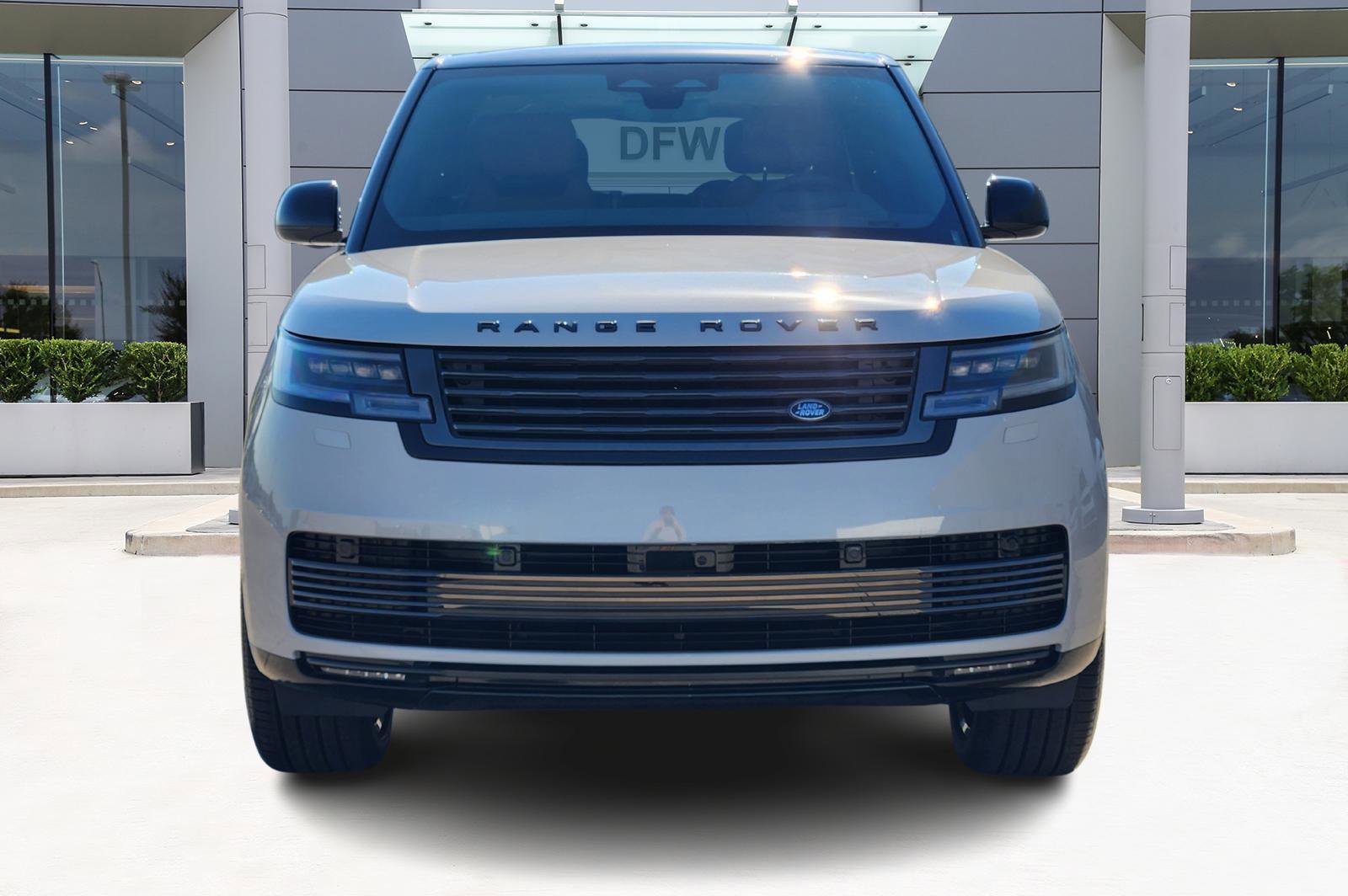 New 2025 Land Rover Range Rover SV image 2