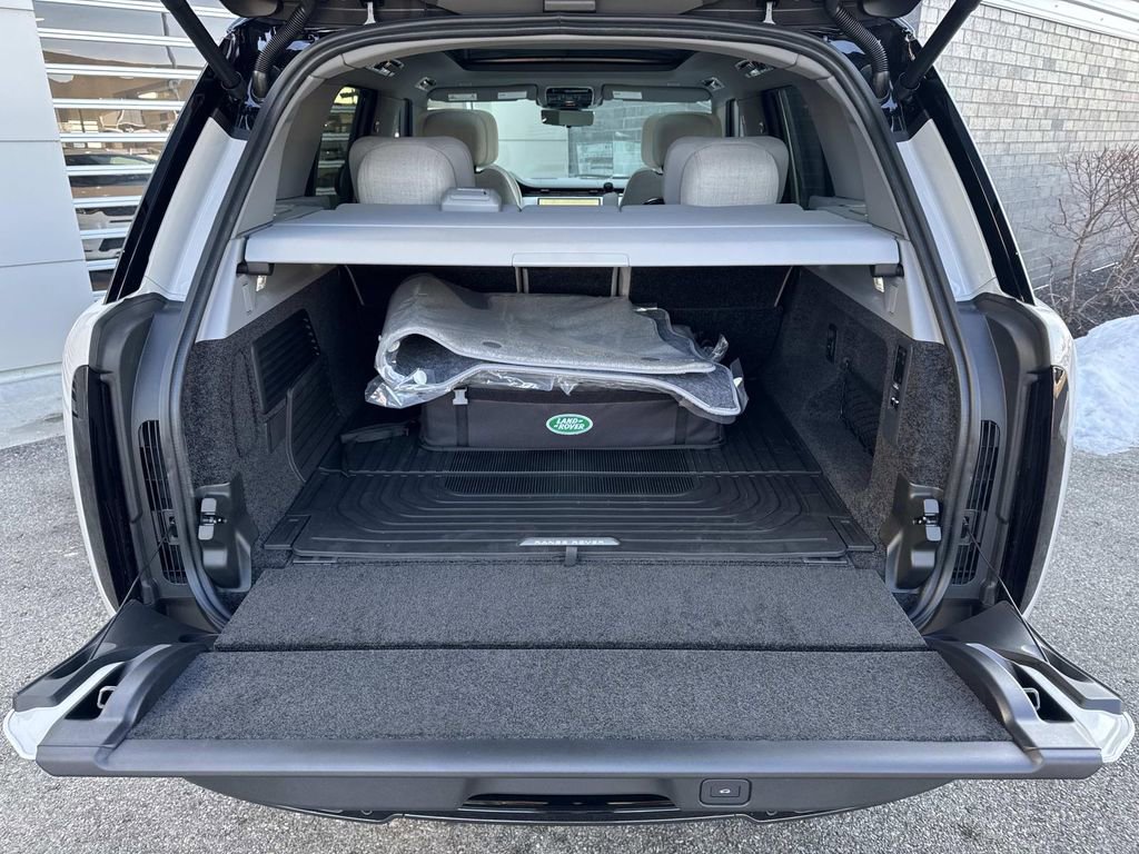 New 2026 Land Rover Range Rover SV image 5