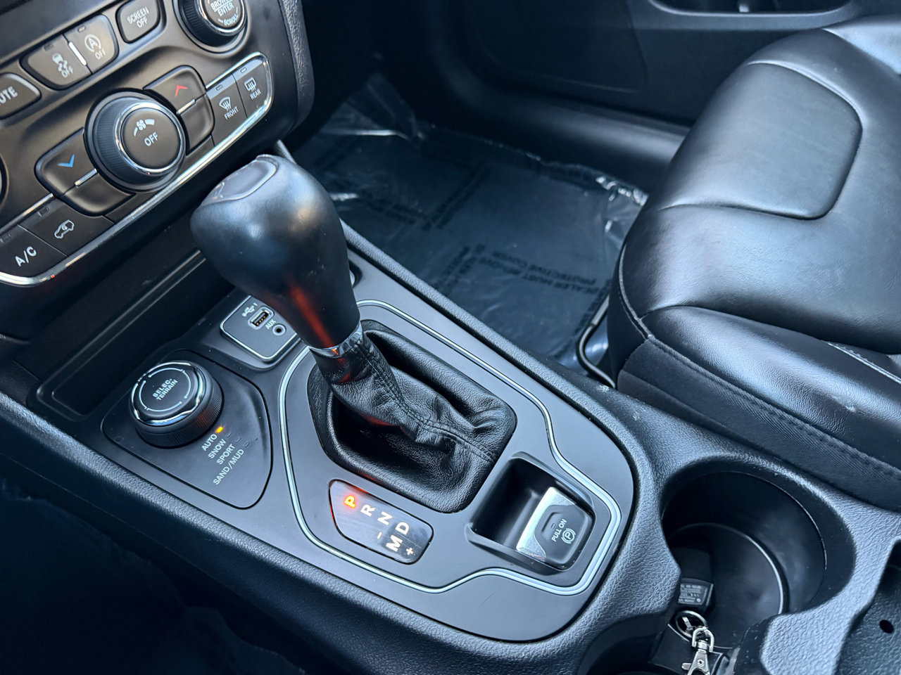 Used 2020 Jeep Cherokee Latitude Plus w/ Cold Weather Group image 15