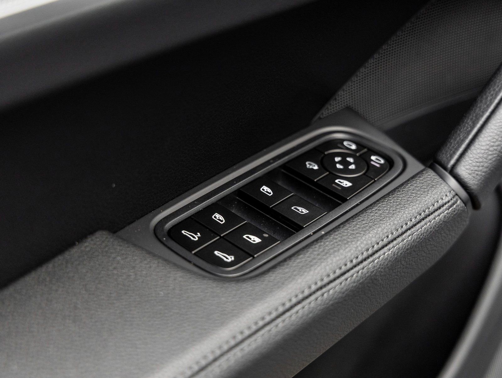 Certified 2025 Porsche Cayenne Coupe image 20