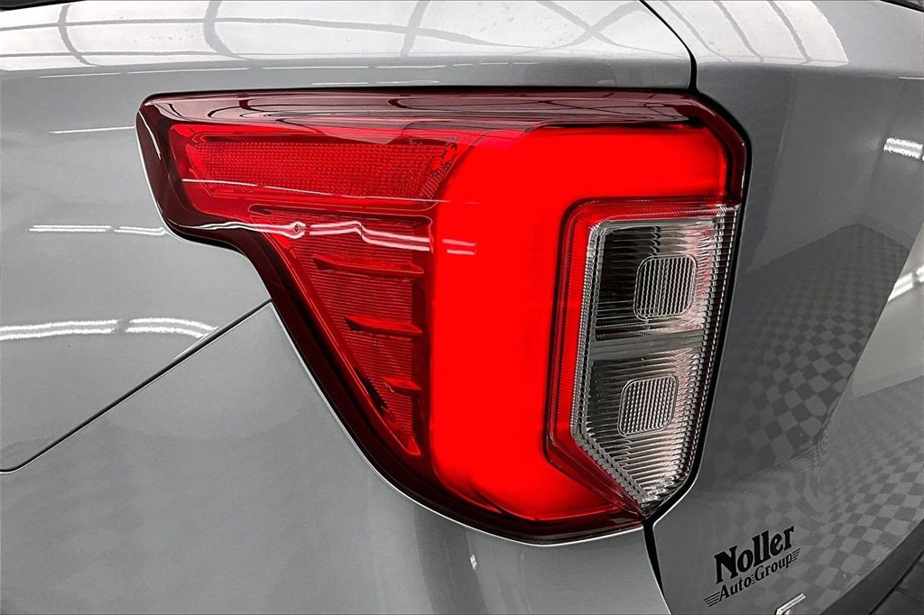 Used 2022 Ford Explorer XLT w/ Equipment Group 202A image 31