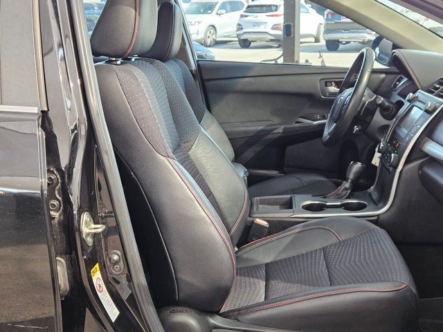 Used 2015 Toyota Camry SE FWD image 18