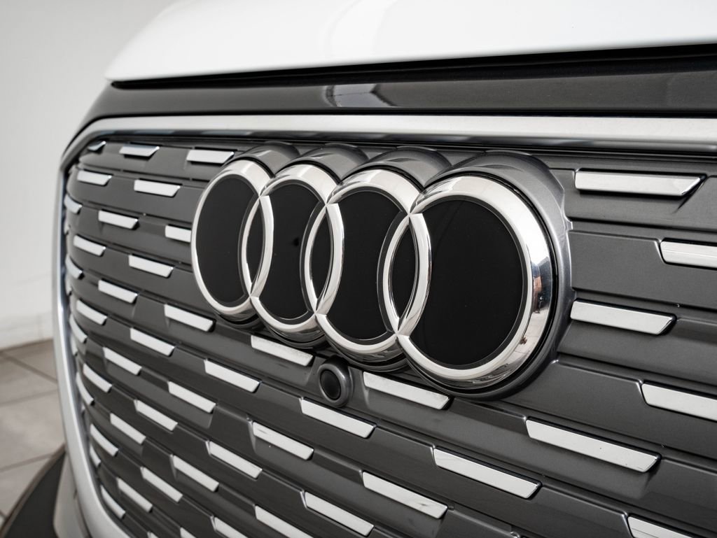Used 2024 Audi Q4 e-tron Prestige image 3