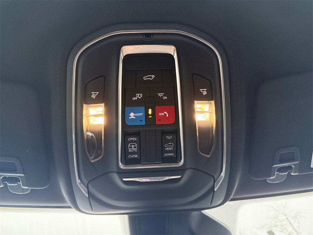 New 2025 Jeep Grand Cherokee Altitude image 23