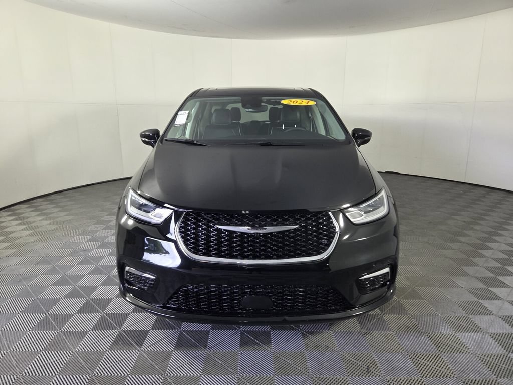 Used 2024 Chrysler Pacifica Limited w/ Trailer Tow Group FWD image 3