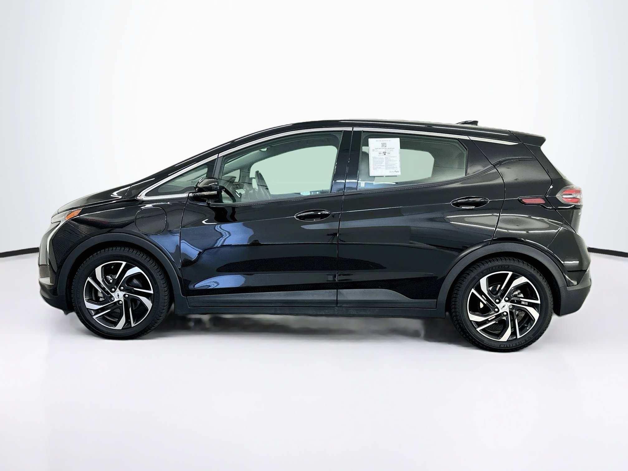 Used 2023 Chevrolet Bolt LT w/ Infotainment Package FWD image 4