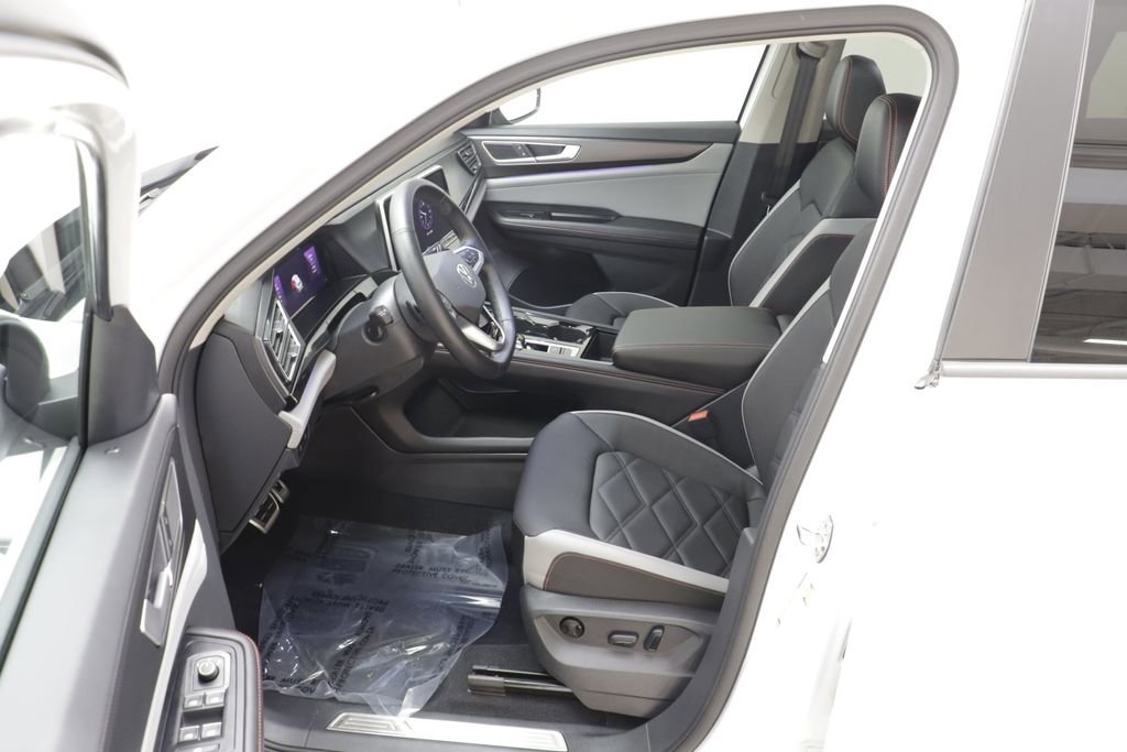 Used 2025 Volkswagen Atlas Peak Edition SE AWD/4WD image 6