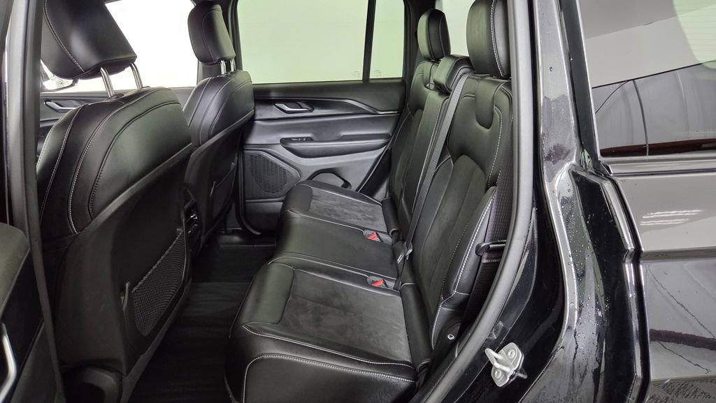 Used 2023 Jeep Grand Cherokee Altitude image 31