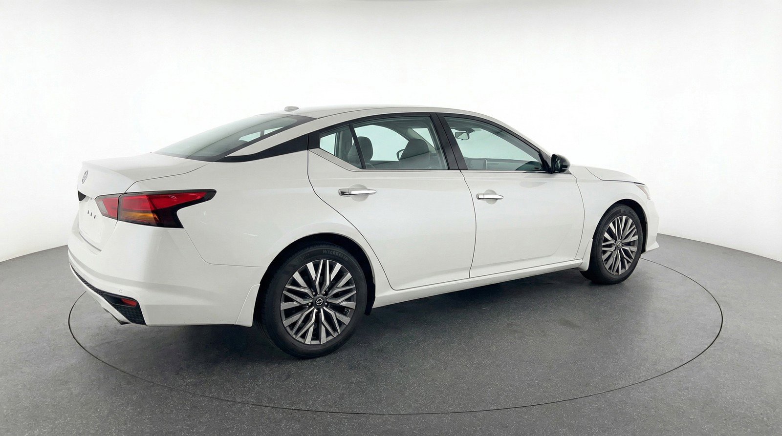 Used 2025 Nissan Altima 2.5 SV FWD image 9