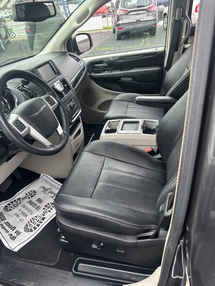 Used 2016 Chrysler Town & Country Touring-L w/ Driver Convenience Group FWD image 7