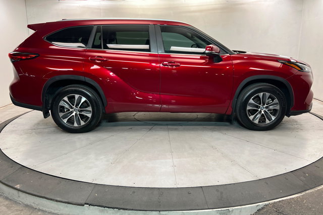 Used 2023 Toyota Highlander XLE AWD/4WD image 6