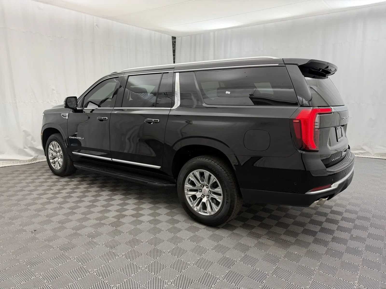 Used 2025 GMC Yukon XL Denali AWD/4WD image 6
