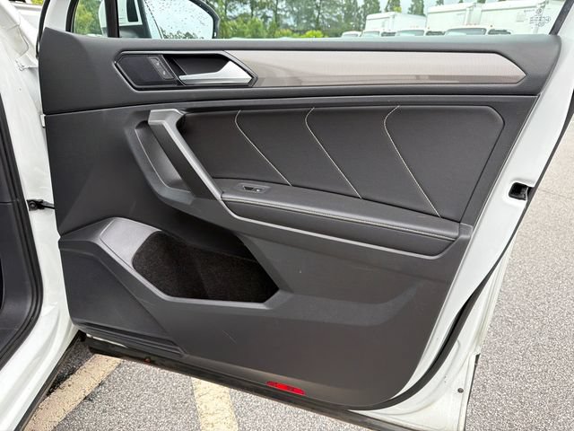 Used 2022 Volkswagen Tiguan SE w/ Panoramic Sunroof Package FWD image 14