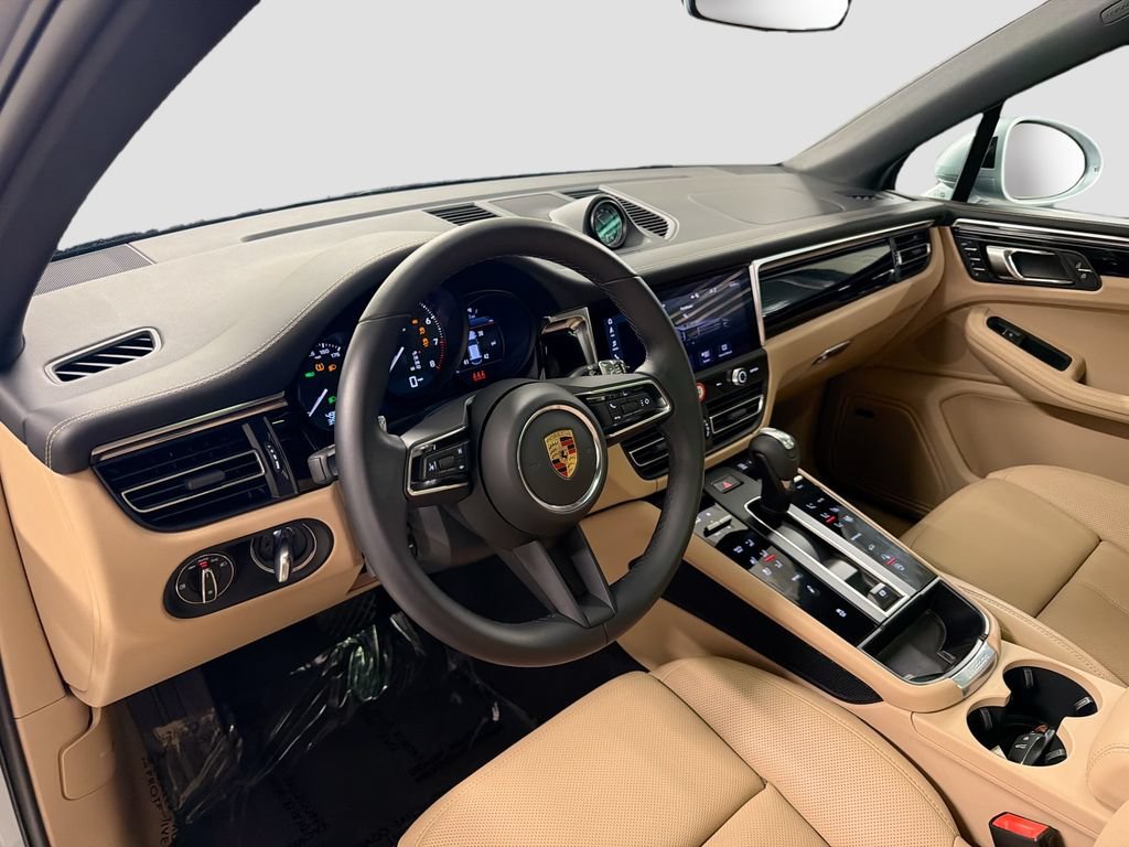 Certified 2025 Porsche Macan AWD/4WD image 4