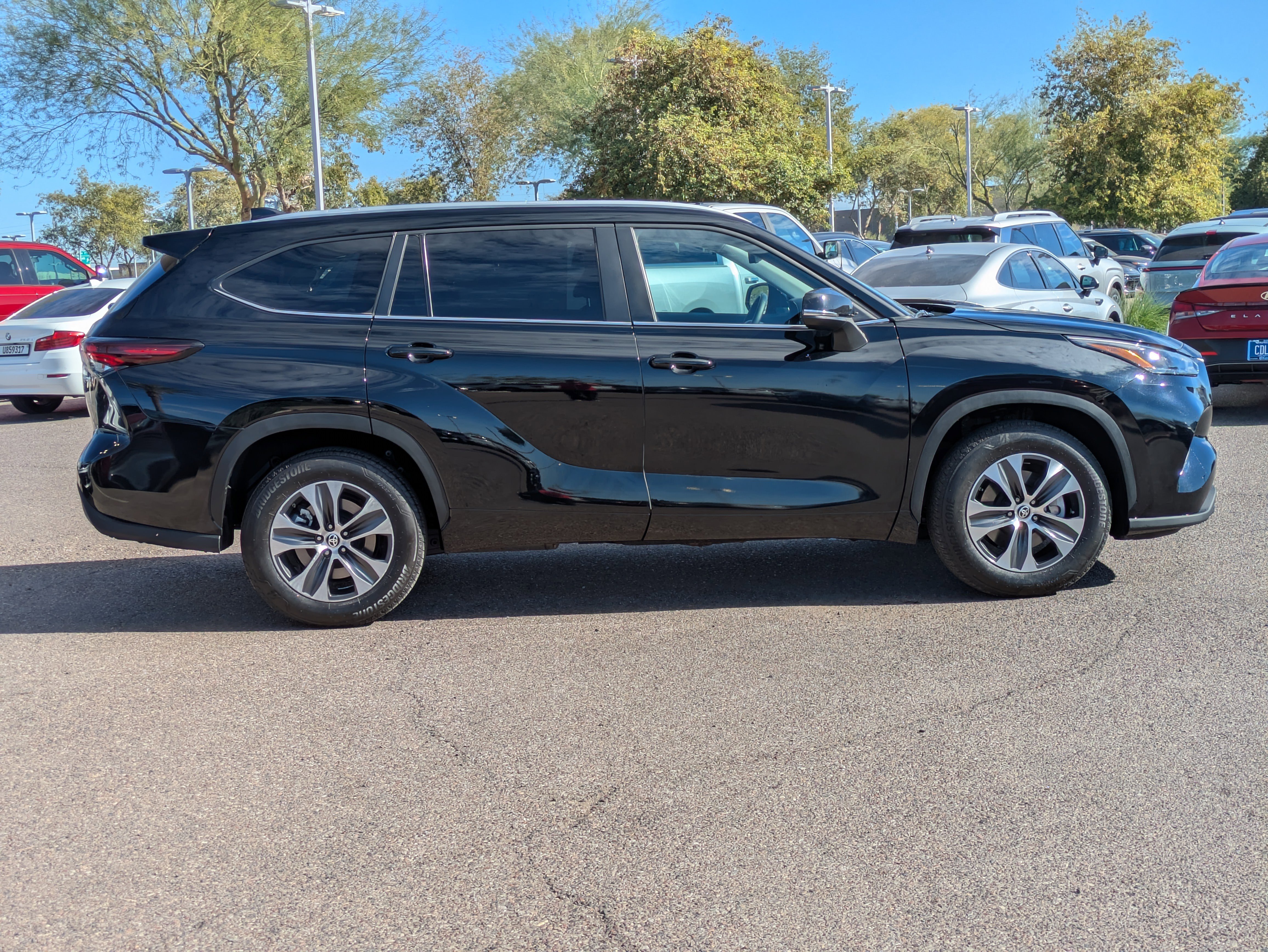 Used 2024 Toyota Highlander XLE image 2