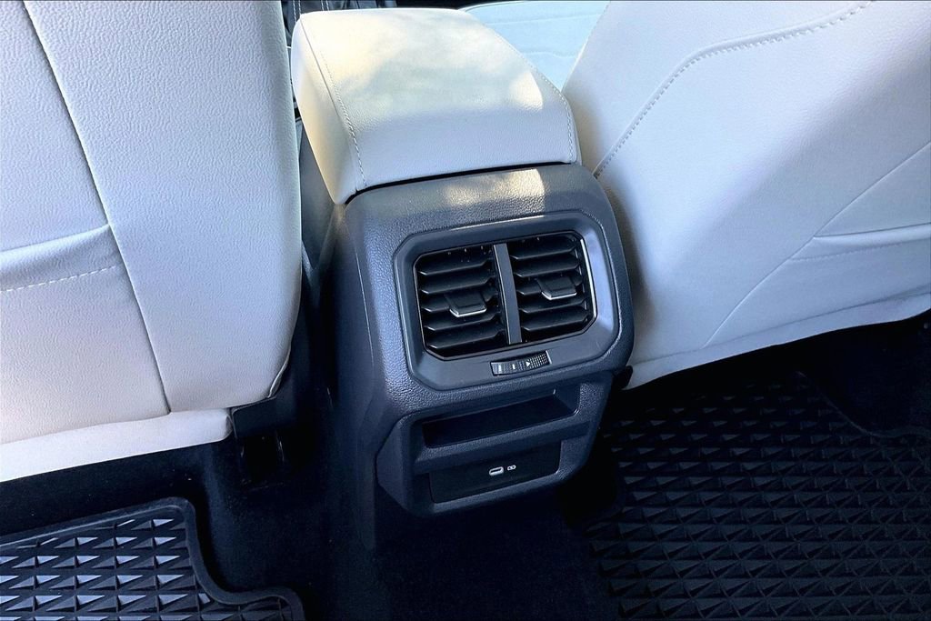 Certified 2025 Volkswagen Taos SE w/ Panoramic Sunroof Package image 18