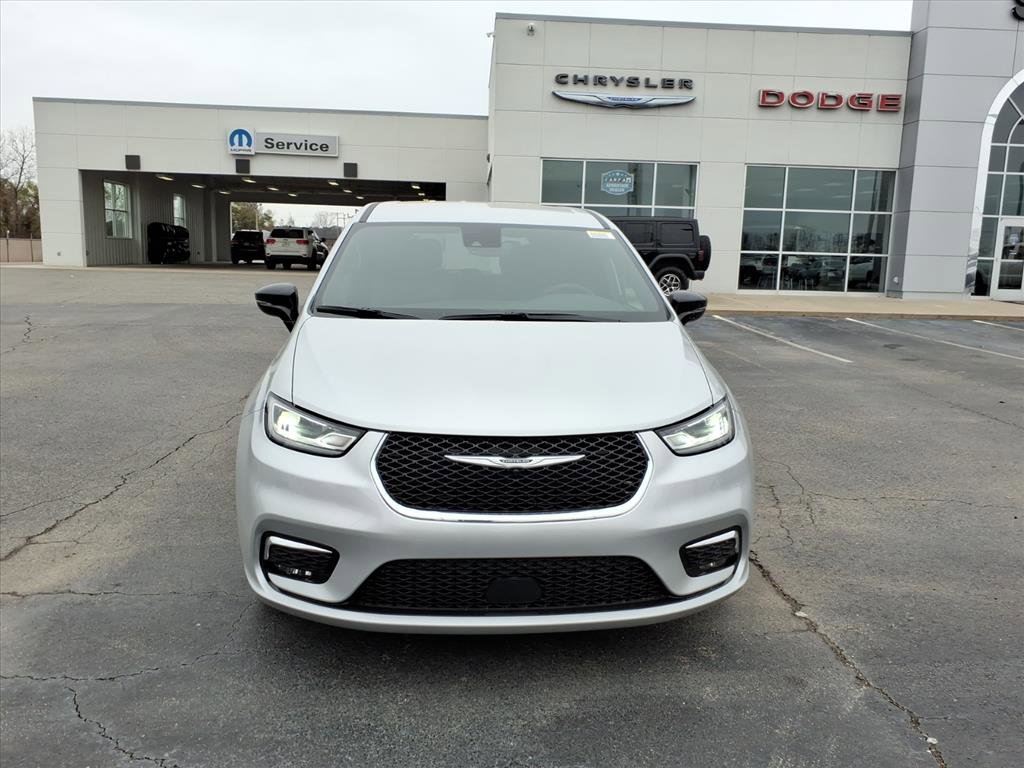 New 2026 Chrysler Pacifica Select image 2