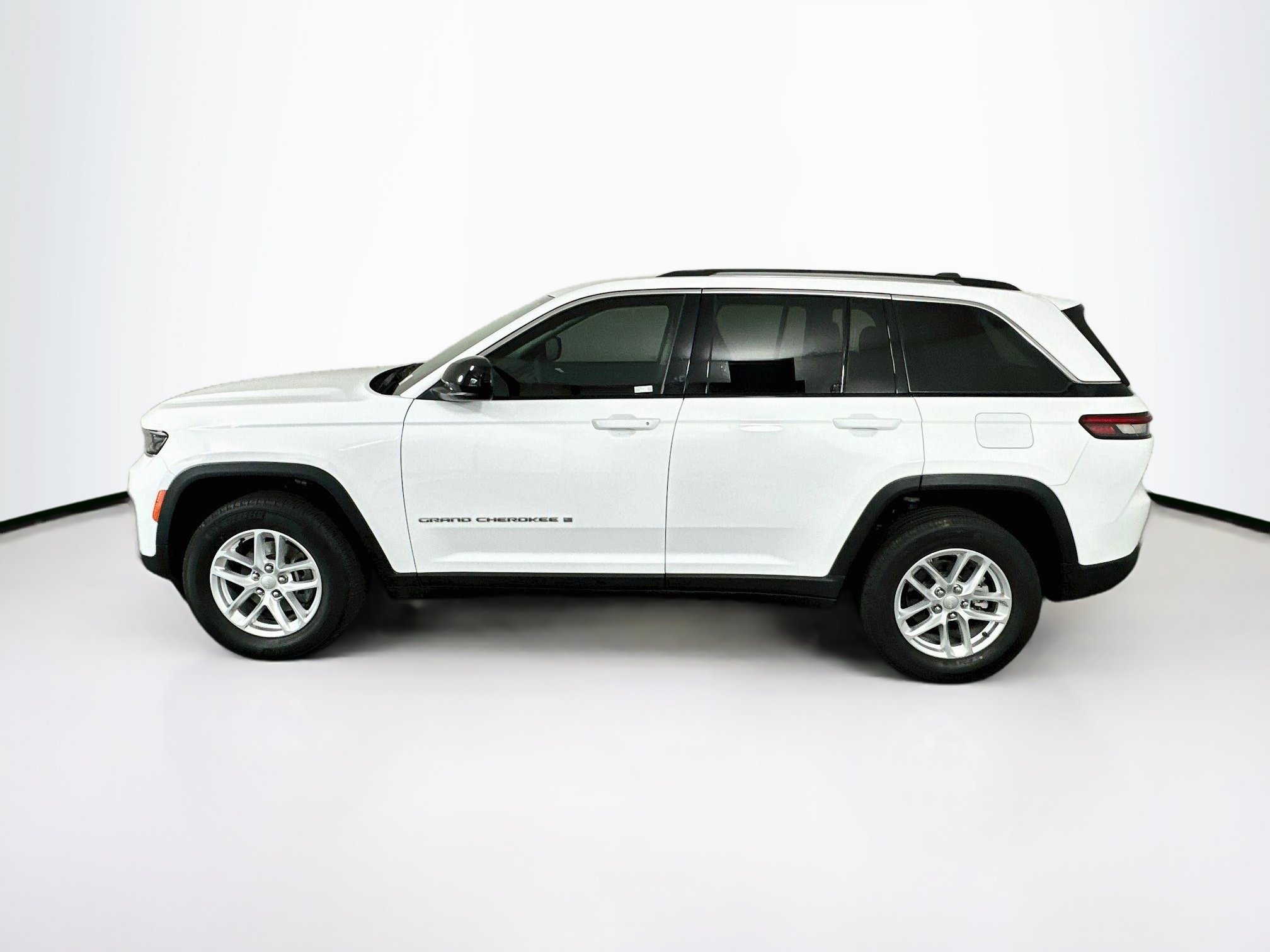 Used 2023 Jeep Grand Cherokee Laredo w/ Luxury Tech Group I AWD/4WD image 4