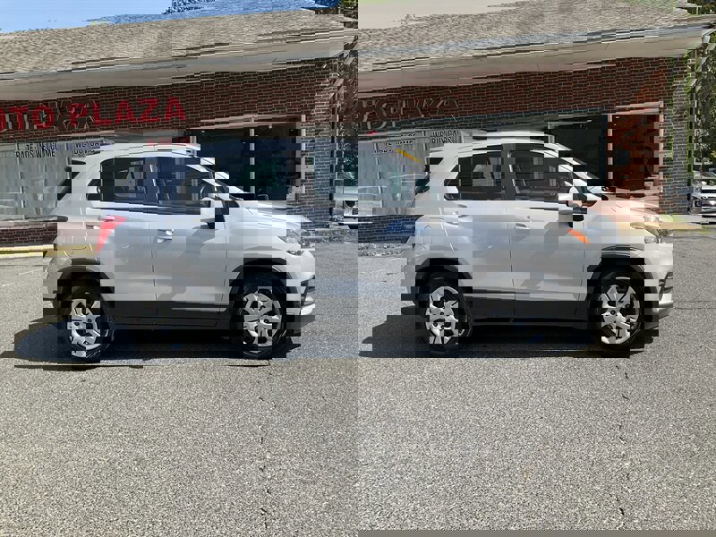 Used 2018 Chevrolet Trax LS image 4